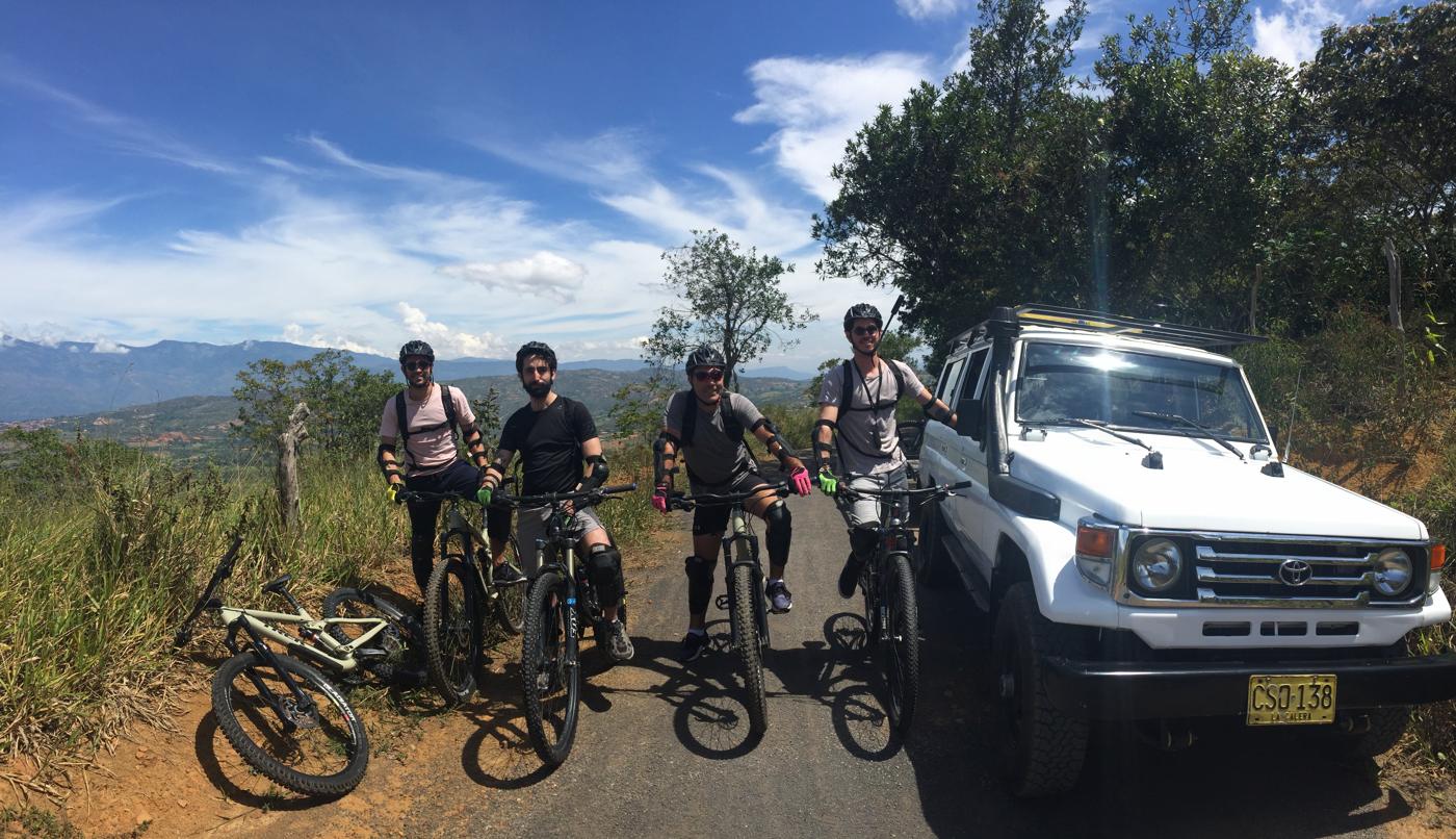 Bicis de montaña en una carretera destapada con montañas