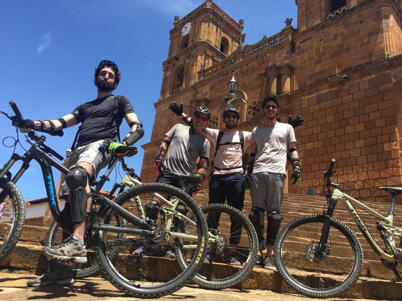 Con las bicis frente a la iglesia