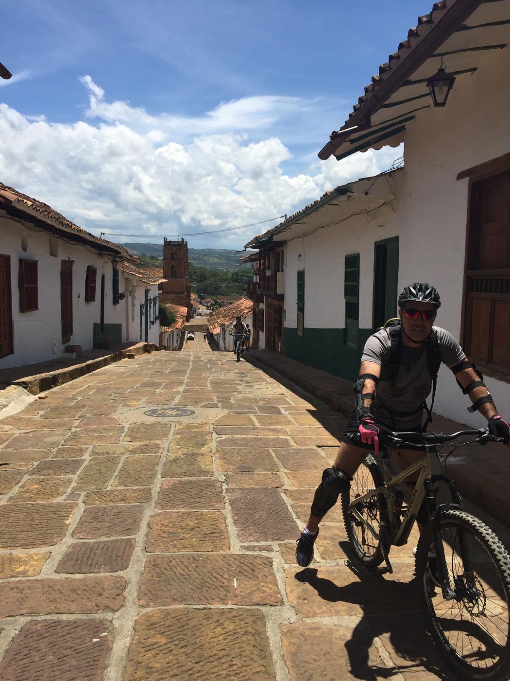 Bajando en bici por una calle empedrada