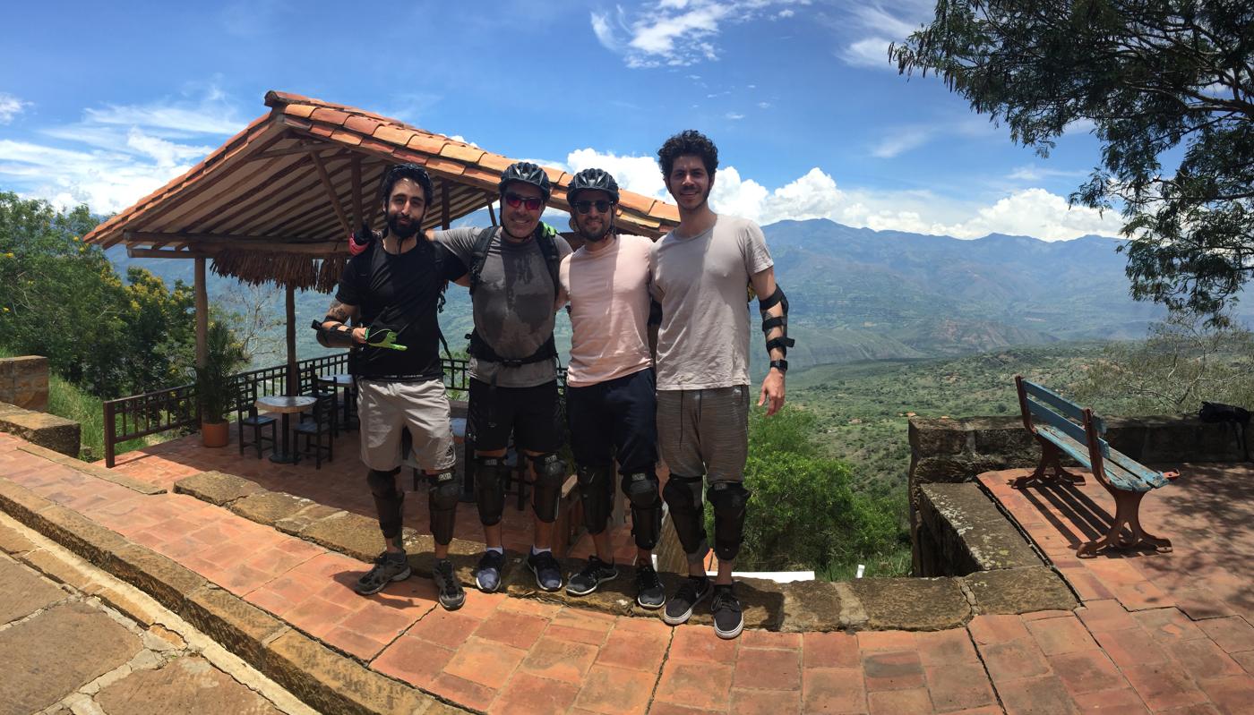 Los cuatro en el mirador sobre el cañón