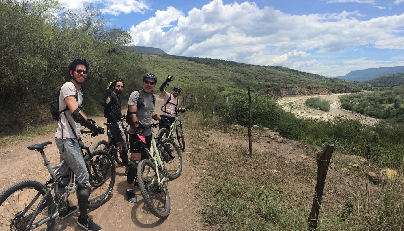En bici al lado del río