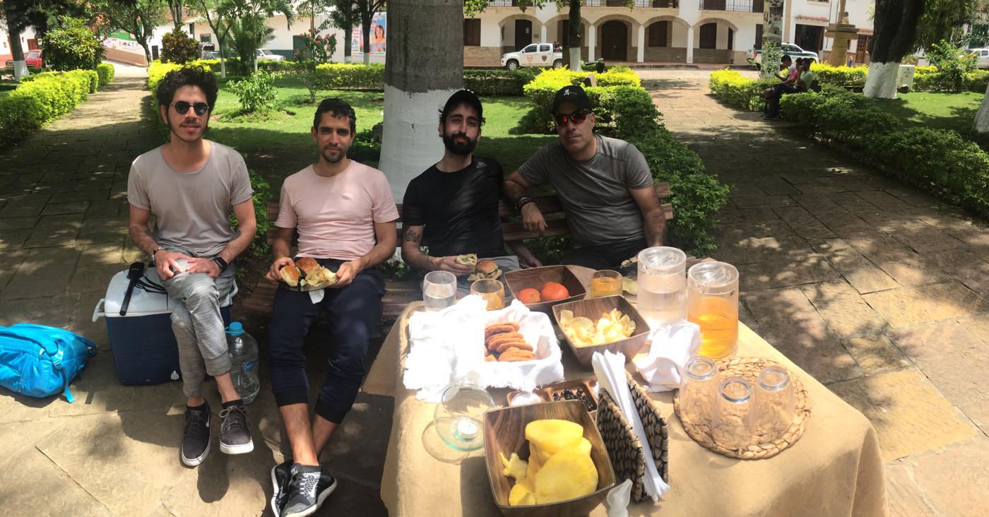 Los cuatro almorzando en un parque de pueblo