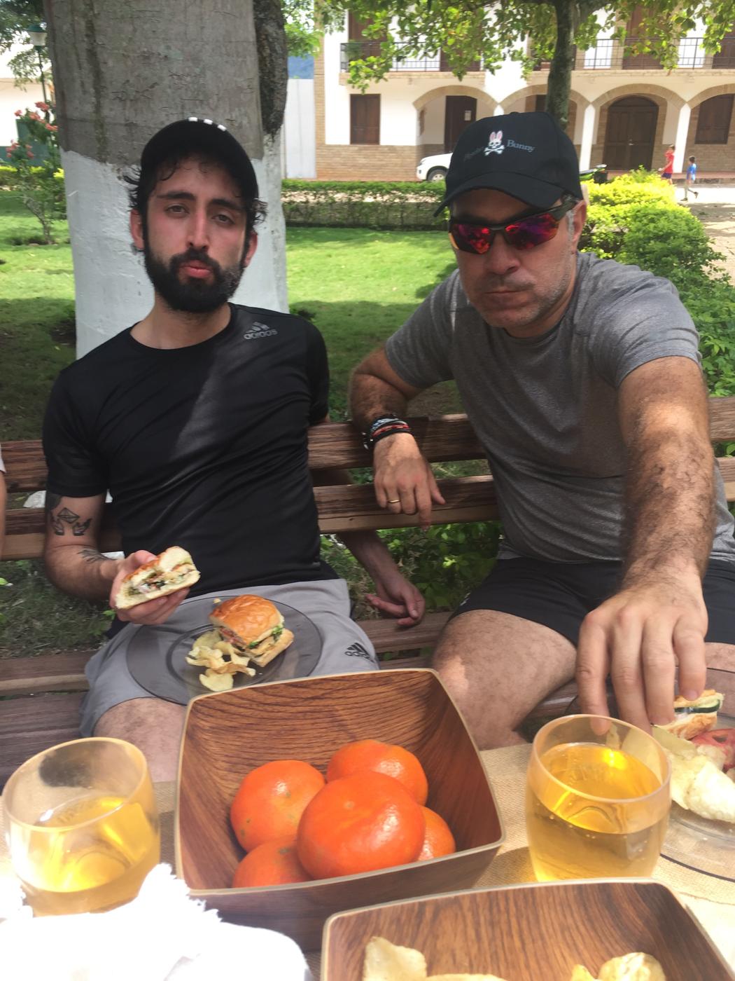 Almorzando en el parque
