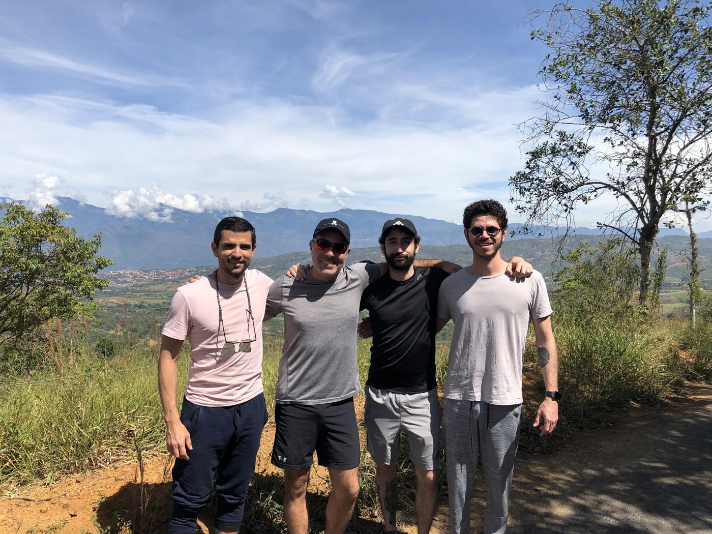 Los cuatro abrazados frente a las montañas
