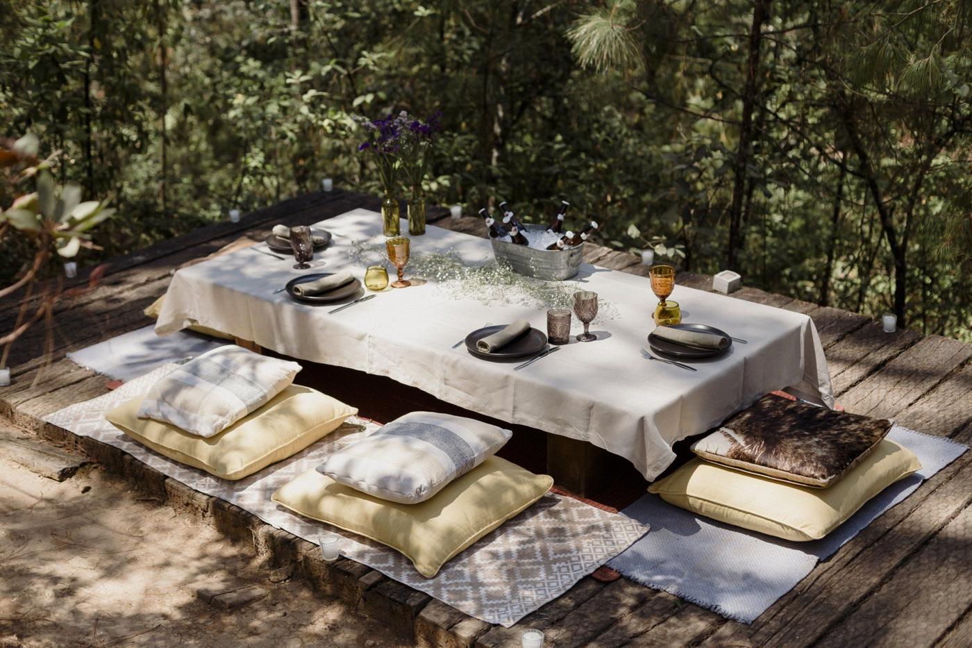 Mesa puesta para cenar en el bosque