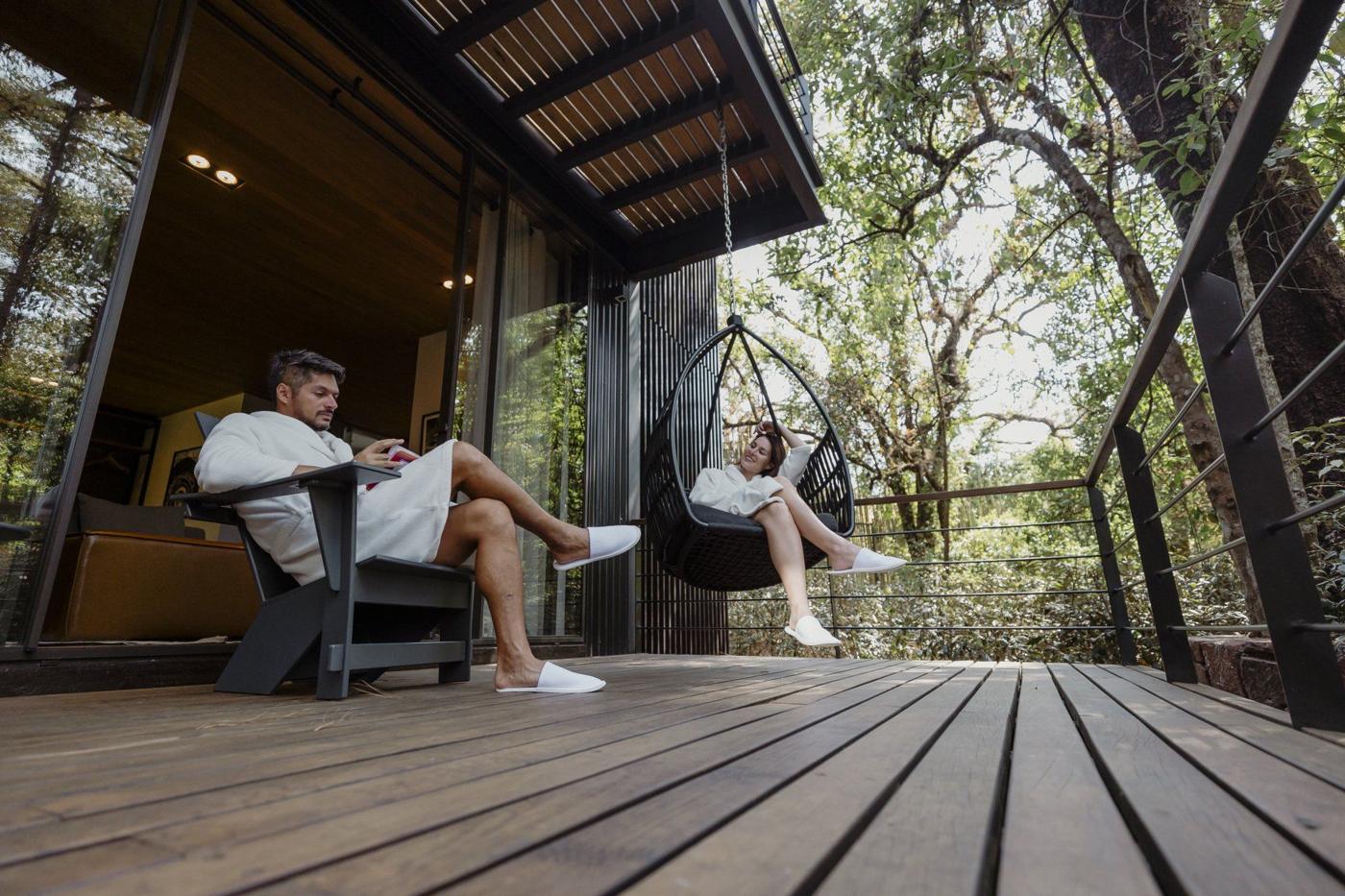 Terraza de madera en el bosque con hamaca