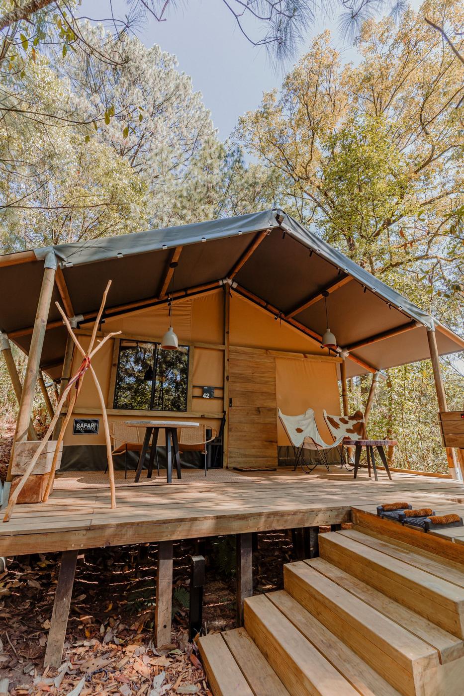 Habitación tipo safari sobre una plataforma de madera