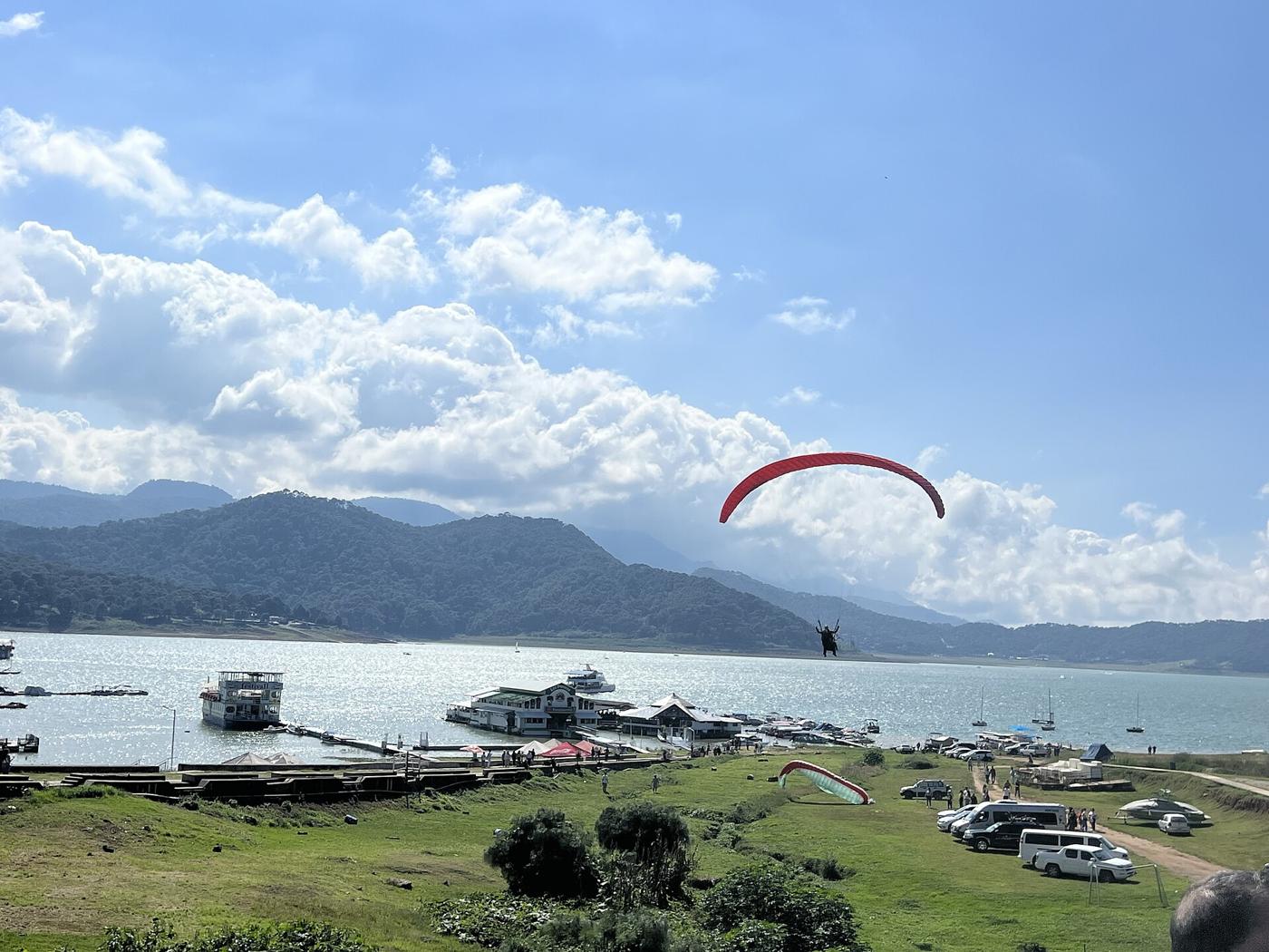 El lago de Valle de Bravo con lanchas y montañas