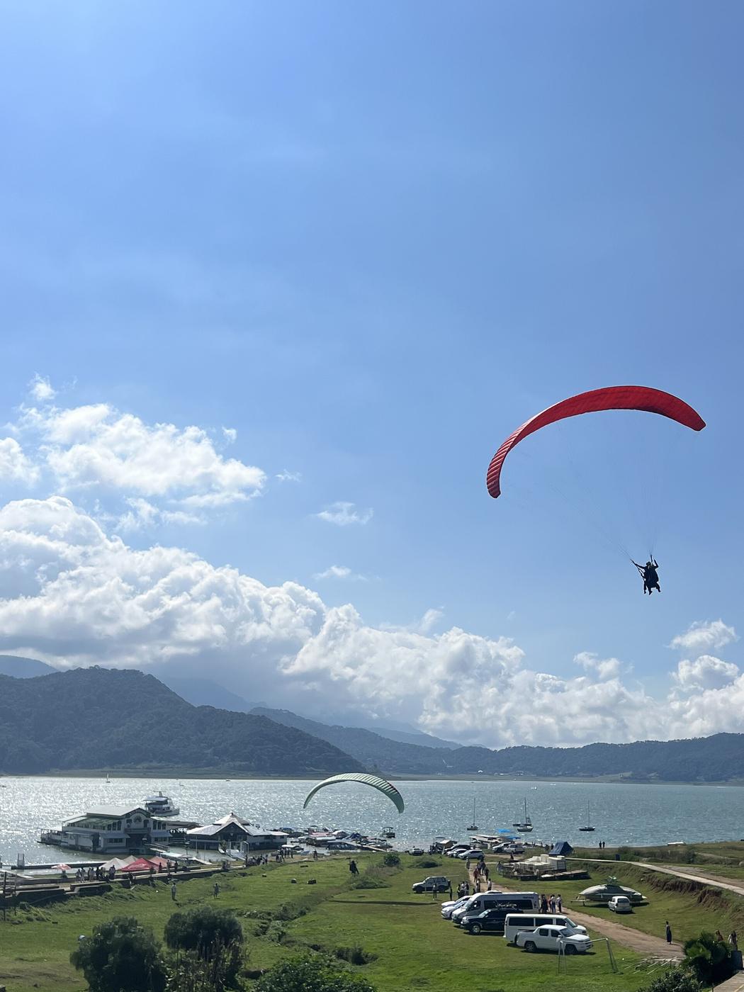 Parapente sobre el lago de Valle de Bravo